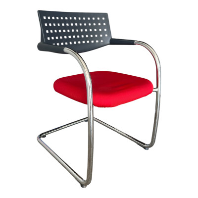 Chaise visiteur assise...